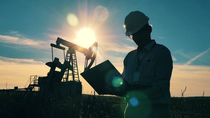 油泵油矿工程师挖油炼油化石能源