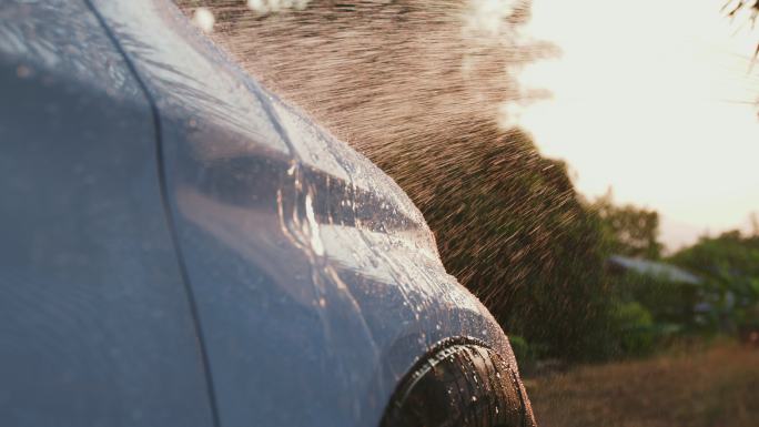 用软管喷水清洗汽车