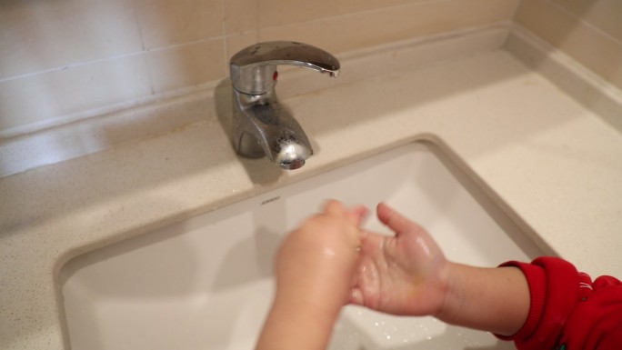 小女孩洗手