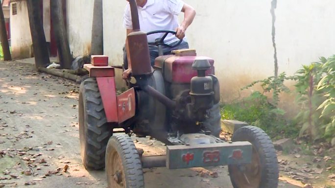 农村男子发动拖拉机