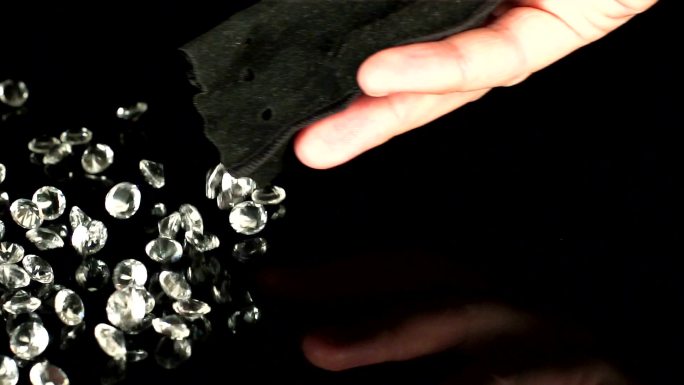 袋子里掉出许多钻石