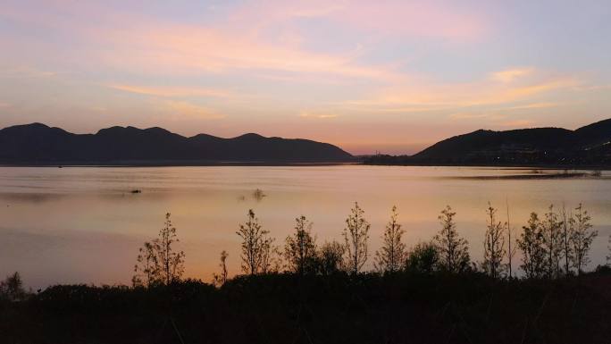 航拍曲阜尼山圣境旅游区尼山湖晚霞风景