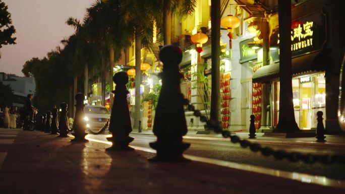 风情街商业街夜景马路人来车往路灯