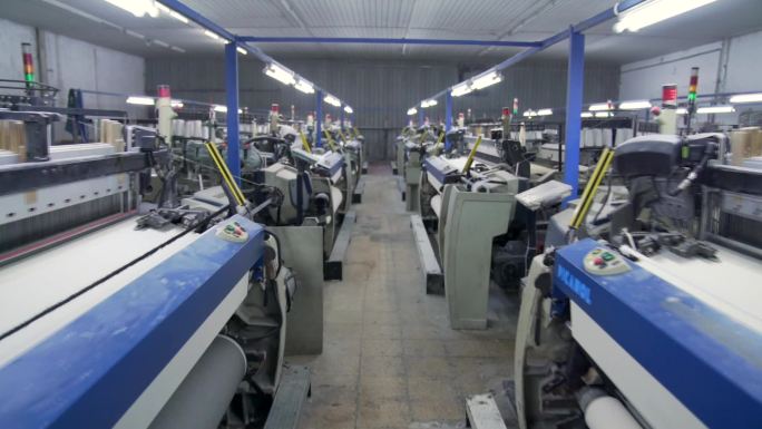 纺织厂内部配备自动化机械。