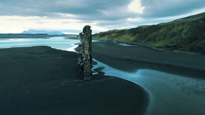 黑色海滩上有标志性的岩石。