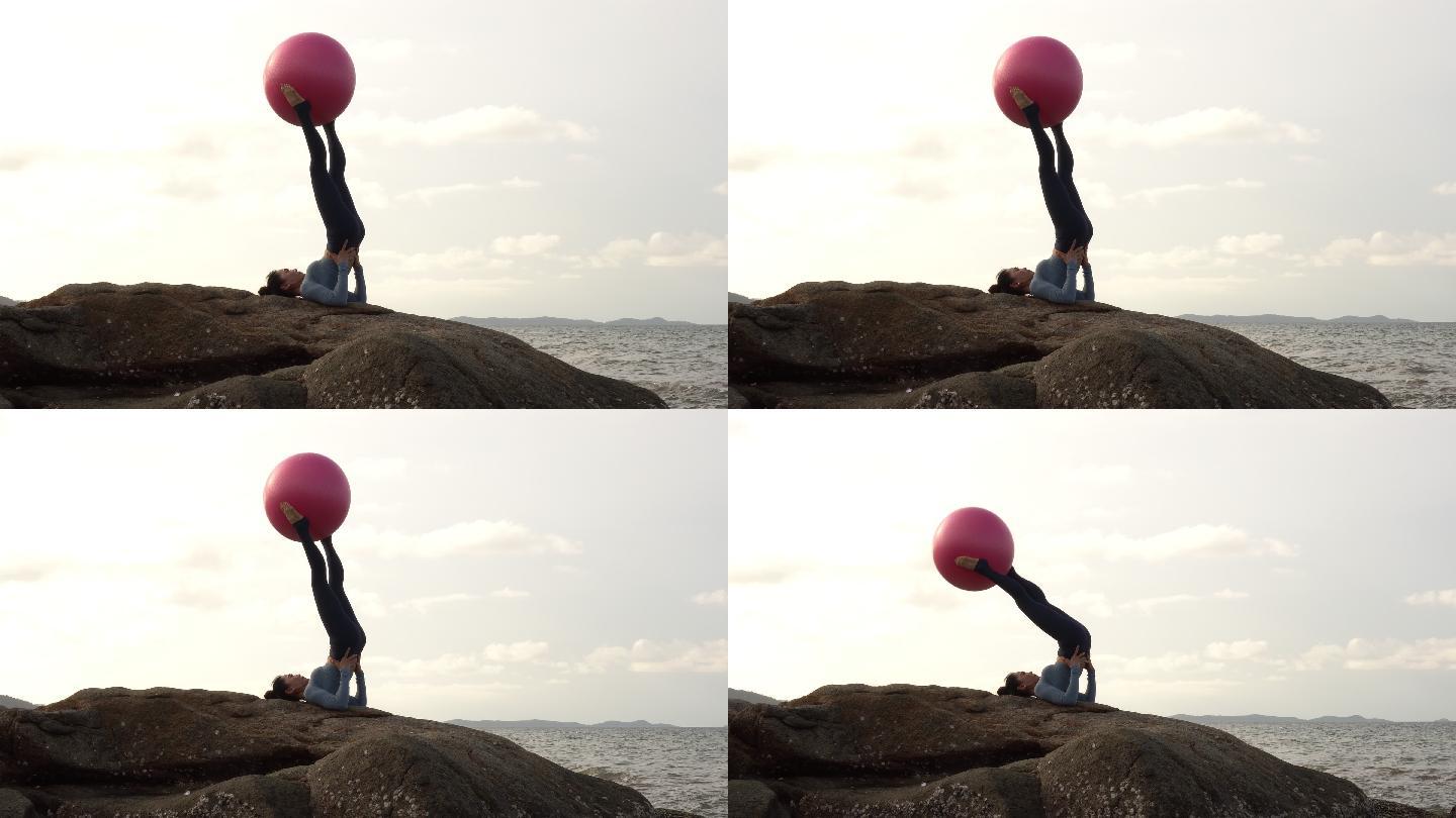 海边练瑜伽的女人功夫健康生活方式休闲自然