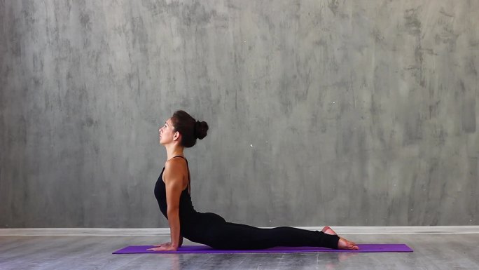 练瑜伽的女人锻炼身体全民健身