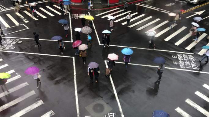 雨中行人过街斑马线十字路口交通