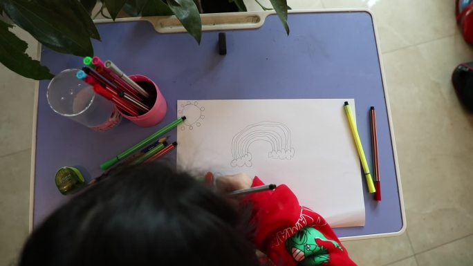 小孩在家里画画