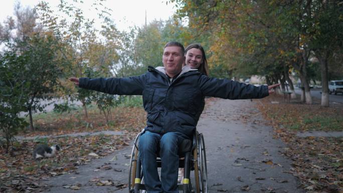 快乐的残疾人在轮椅上玩得开心
