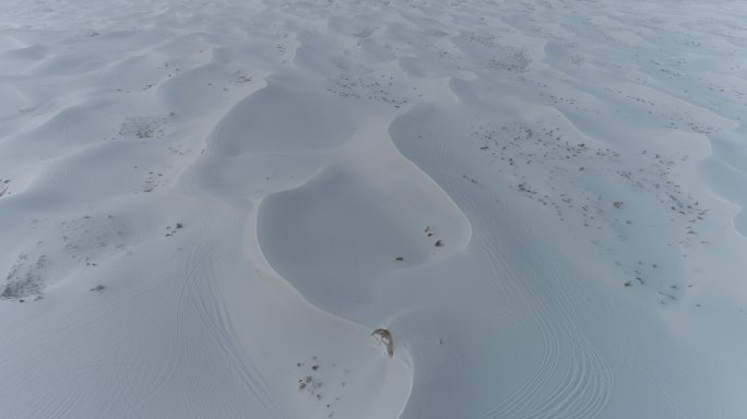 下雪后的沙漠风光