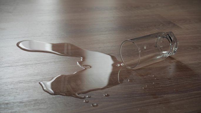 杯子里的水被打倒