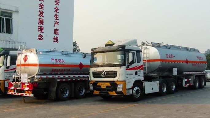 中国石油运输油罐车视频素材