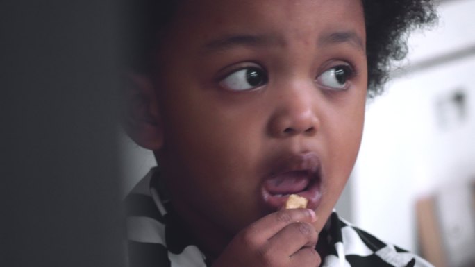 小男孩吃饼干非洲小孩小孩子贫困人口