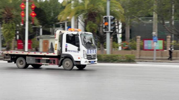 道路救援车行驶在马路快速通过丁字路口