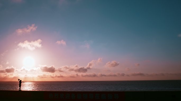 儿童 小水军  海边 玩  海浪 波光