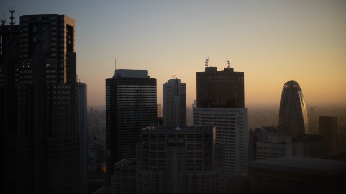 黄昏大城市的空中拍摄。