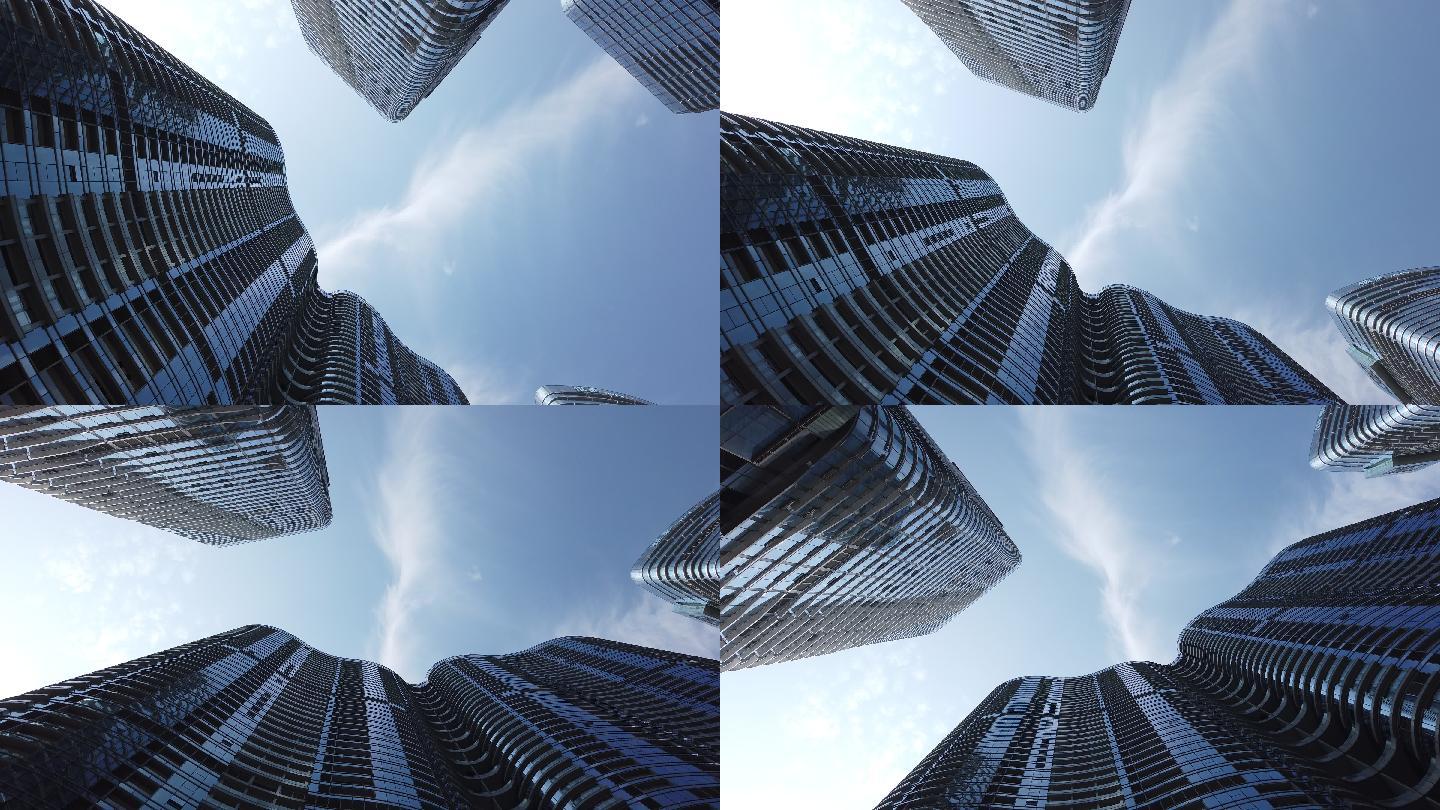 蓝天映衬下的现代玻璃摩天大楼