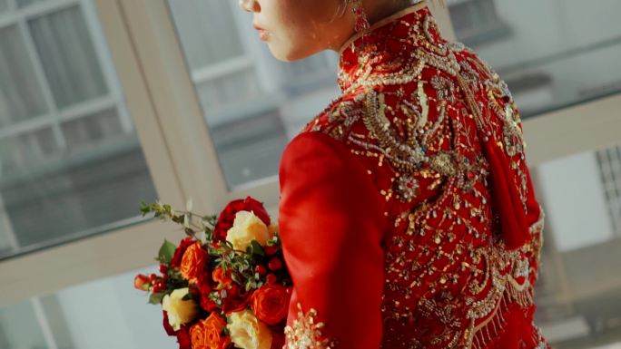 中式新娘手里的手捧花