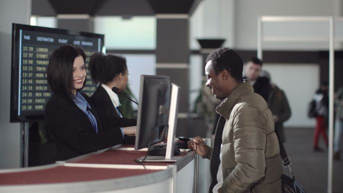 机场安全人员检查身份