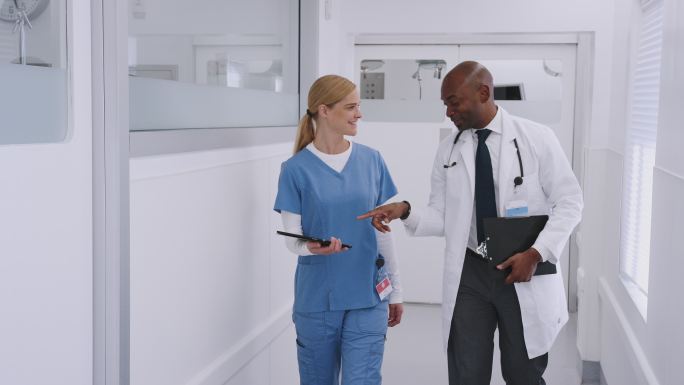 医生和护士在医院走廊里讨论工作