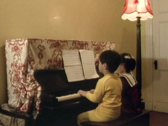 8090年代儿童弹钢琴