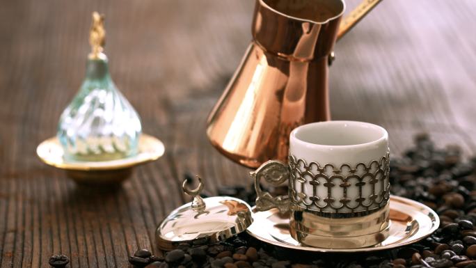 木桌上的土耳其咖啡