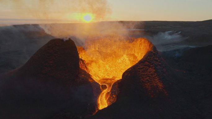 日落时火山喷发的熔岩