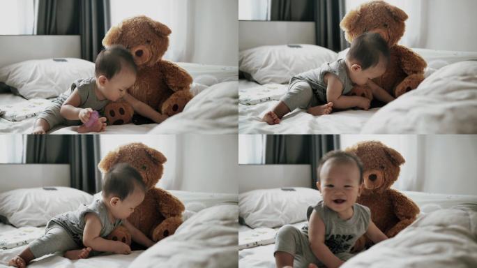 小男孩在家玩柔软的泰迪熊玩具