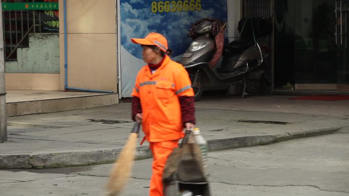 街头环卫工人打扫卫生