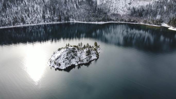 宁静的湖泊冬天航拍雪景森林雪景