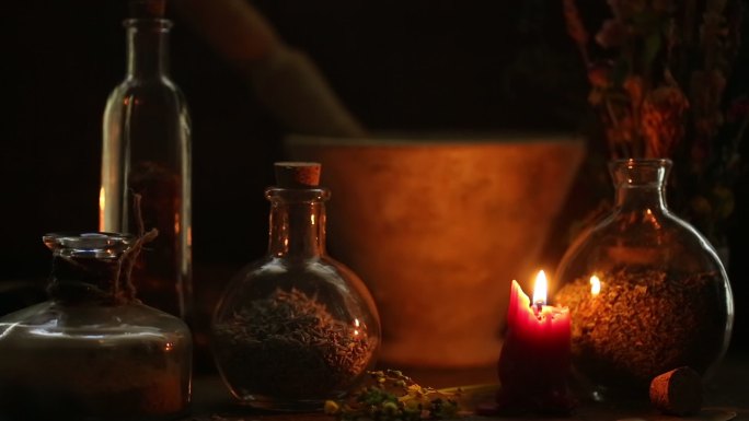 燃烧的蜡烛燃油瓶煤油灯上世纪老视频