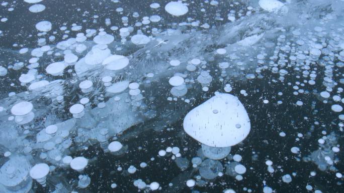 日本北海道努卡比拉湖冰上的气泡。