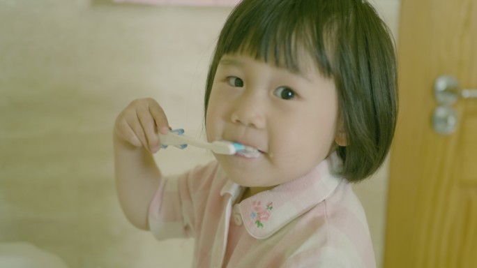 女孩独自刷牙小女孩小女生幼儿园