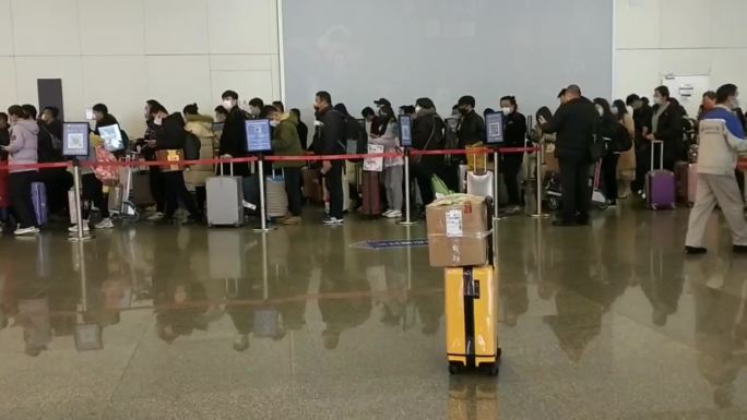 机场出口处排队验票出口的流动人群旅客