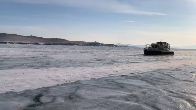 气垫船在冰上飞行。