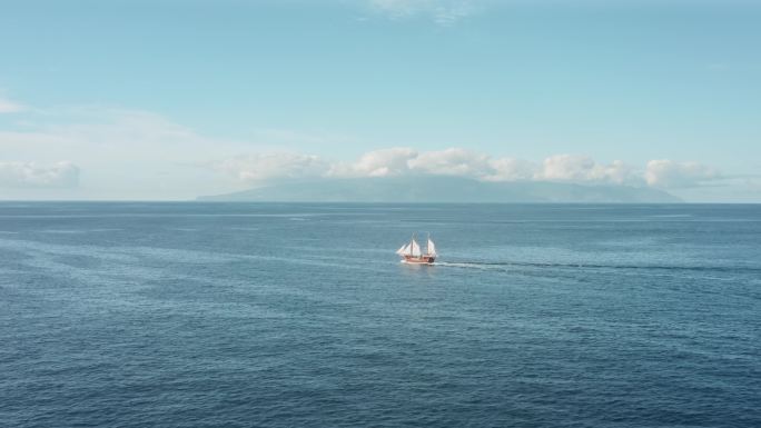 船在海上航行大海海面海水扬帆远航起航航线