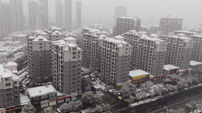冬日鸟瞰城市雪景空镜头下雪视频