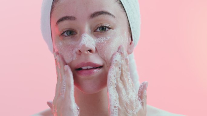 洗脸和护理皮肤女人化妆品体验洗面奶泡沫