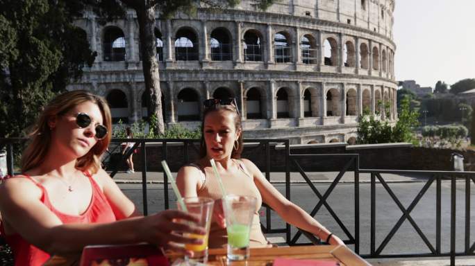 罗马竞技场旁边酒吧里的女游客