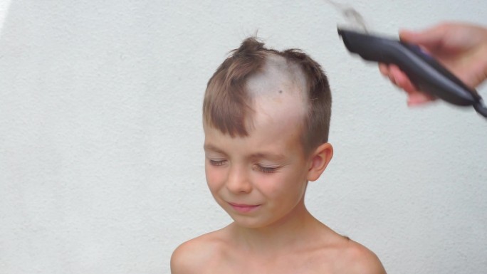 七岁的孩子剪头发