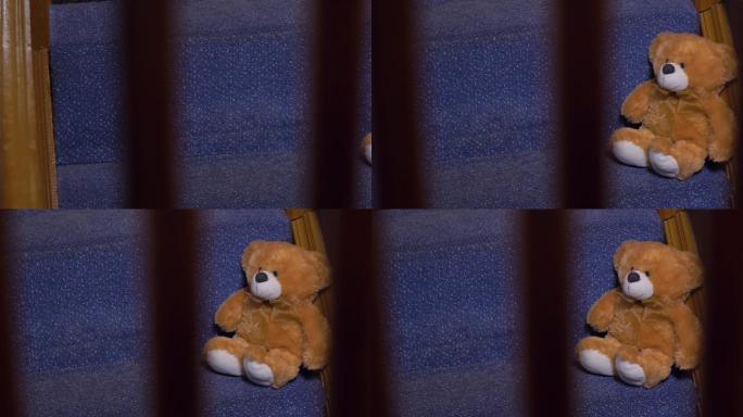 楼梯上的泰迪熊玩具