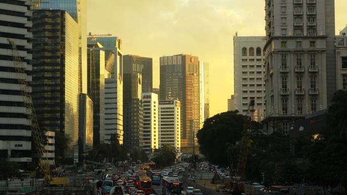 雅加达市中心商业区日落时的城市场景