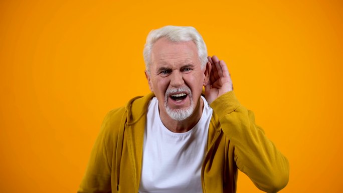 耳聋的老人听障残障人士耳背