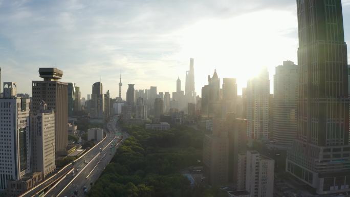 上海鸟瞰图。摩天大楼和高架道路。