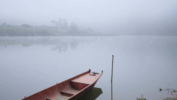 原创意境河边小船唯美晨雾