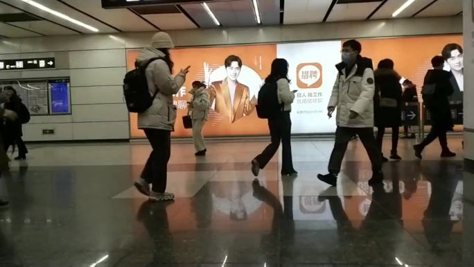 机场广告前走过的游人慢镜头拍摄光影剪影