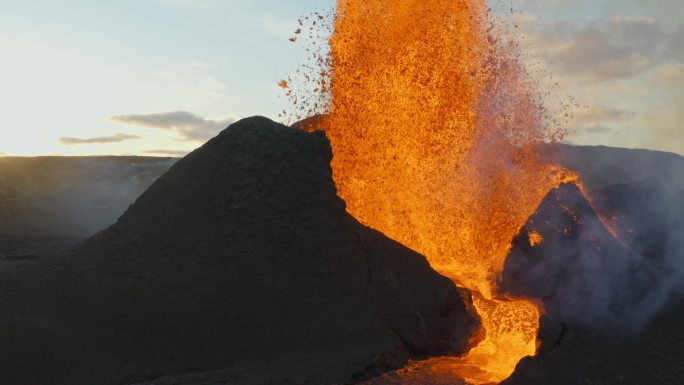 冰岛雷克雅内斯半岛火山喷发