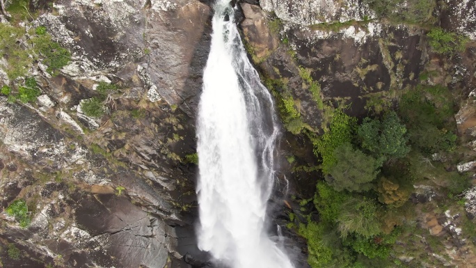 山间瀑布旅行坠落爬山