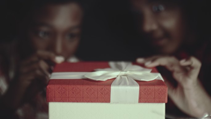 打开礼品盒打开盲盒非洲裔黑人wow